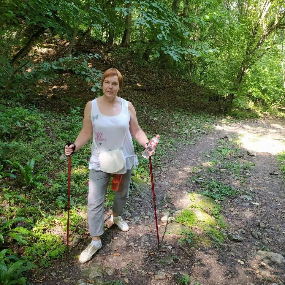 Автор летом, в путешествии по горным тропам. Путешествую всегда со скандинавскими палками.