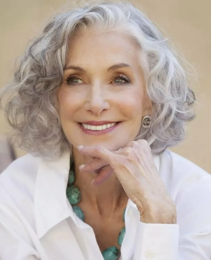 Секрет вечной молодости: советы от женщины, которая в свои 70 лет выглядит на 35