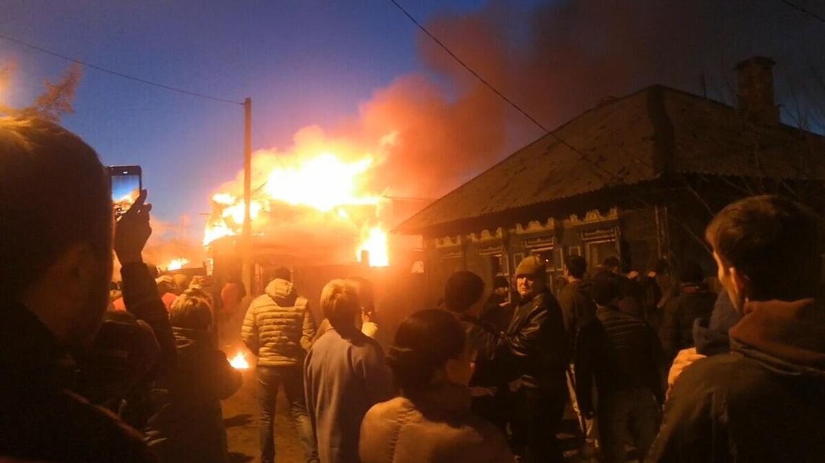    Пожар в частном доме, возникший в результате падения самолета Су-30 в Иркутске© РИА Новости / Дмитрий Емчук