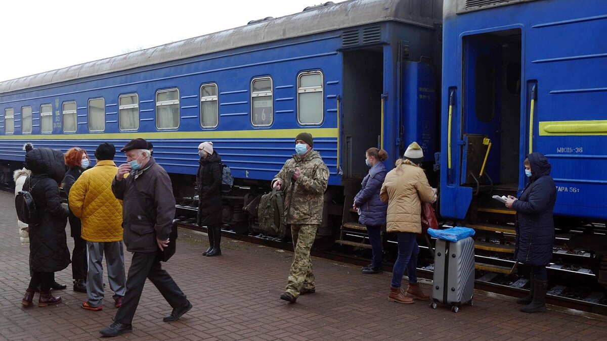    Пассажиры на перроне железнодорожного вокзала© РИА Новости . Игорь Маслов