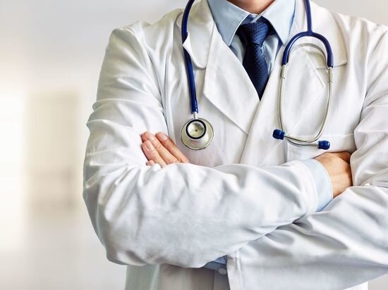     взрослые страдают сколиозом из-за нарушения осанки / canva.com