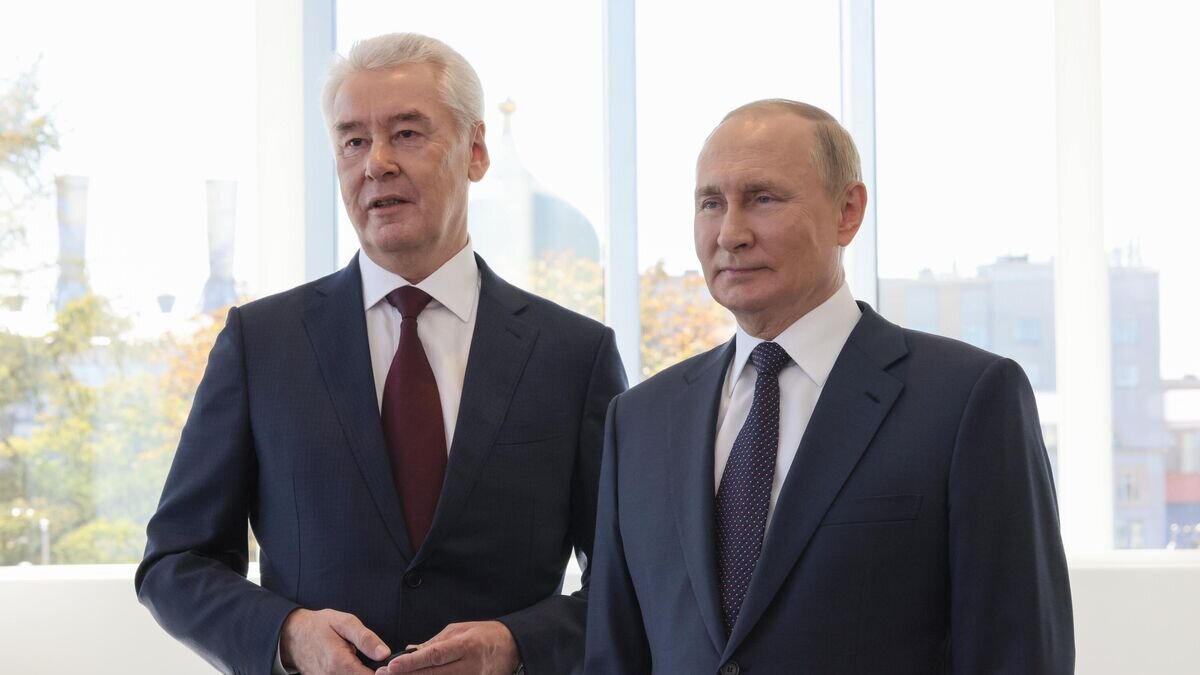    Президент РФ Владимир Путин принимает участие в режиме видеоконференции в церемониях открытия колеса обозрения "Солнце Москвы" на ВДНХ и участка Московского скоростного диаметра© РИА Новости / POOL