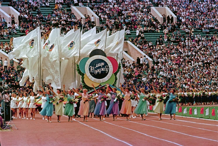  Открытие 6-го Всемирного фестиваля молодежи и студентов в  Лужниках. Москва, 1957 г.
