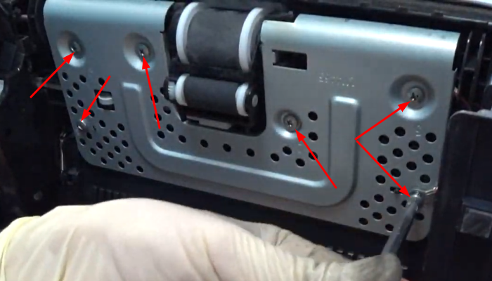 Фото 28. Этот ролик грязный, но не изношенный. Он требует очистки