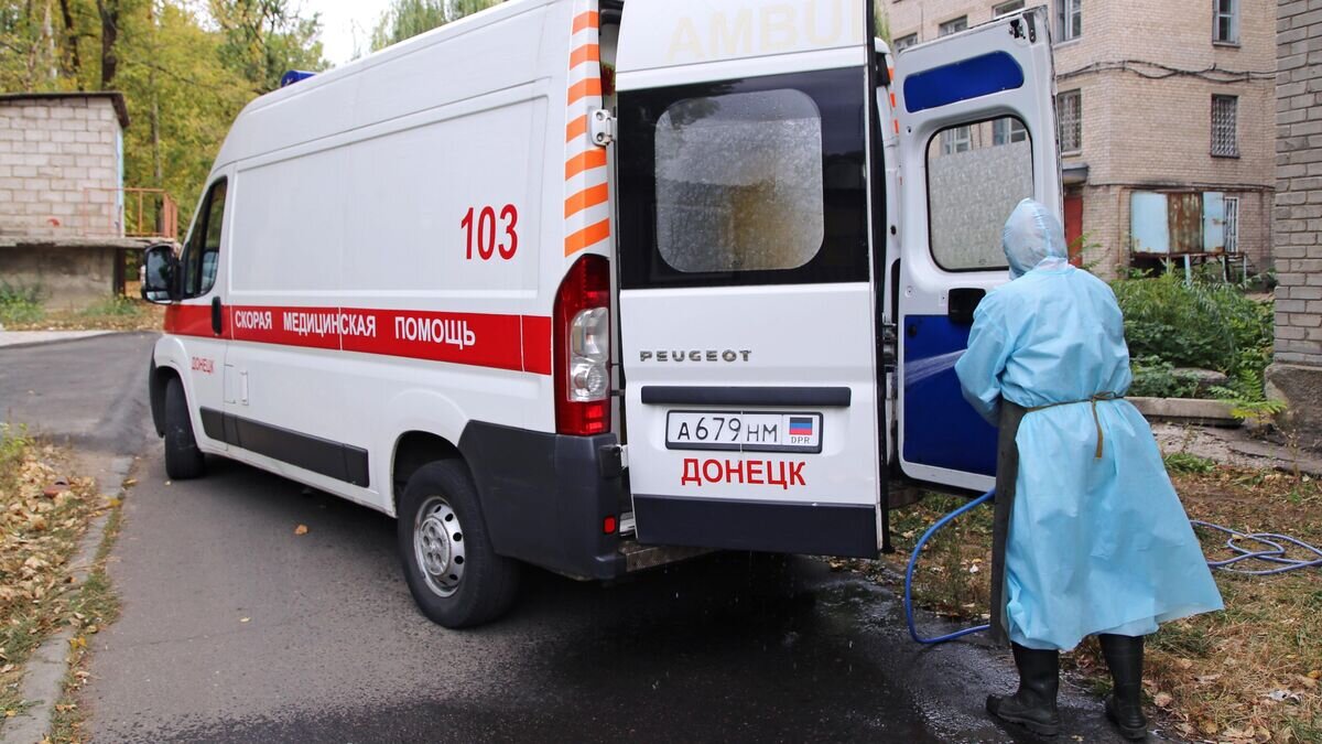    Автомобиль скорой помощи на территории Центральной городской больницы №1 в Донецке© РИА Новости / Сергей Аверин