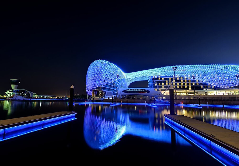 Marina abu dhabi. Отель yas Viceroy Dubai.