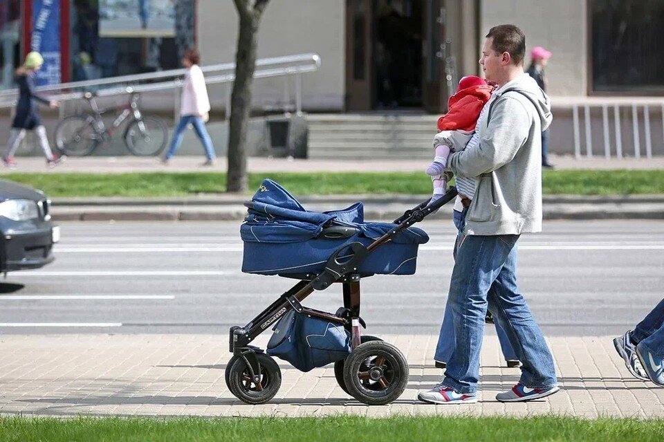     В Беларуси будут создавать условия, чтобы молодые семьи заводили больше детей. Павел МАРТИНЧИК