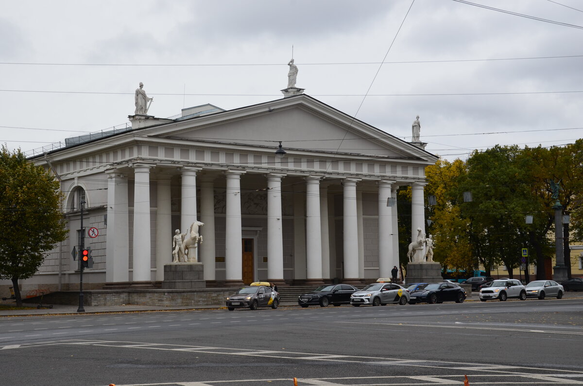 Вид на Конногвардейский манеж