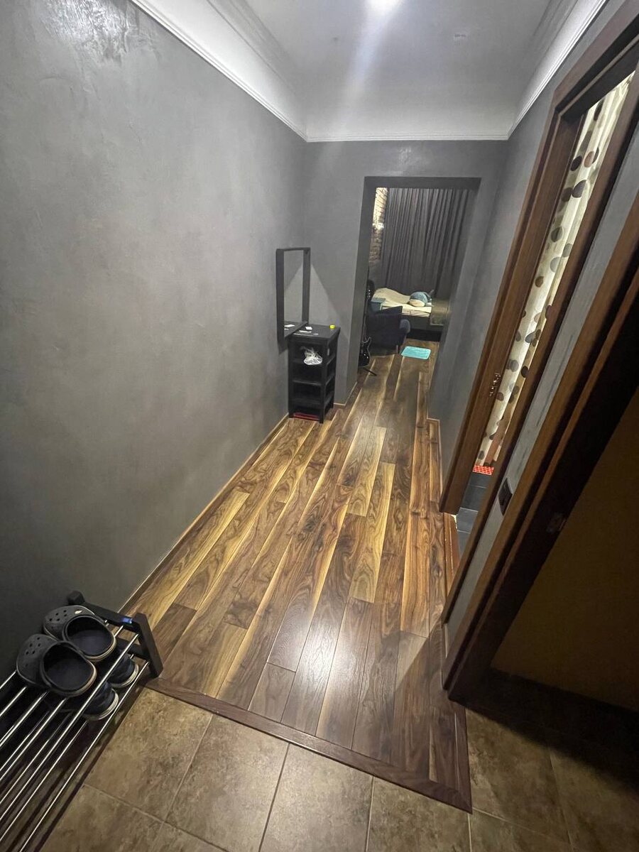 Всего одни летние кроксы, одни кроссовки для бега, еще одна пара в стирке