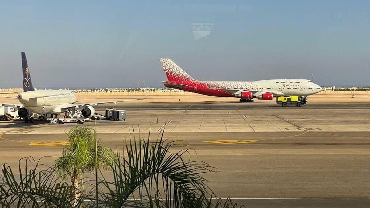    Самолет Boeing 747-400 авиакомпании "Россия" в Международном аэропорту Шарм-эль-Шейха© РИА Новости / Заман Рамазанов