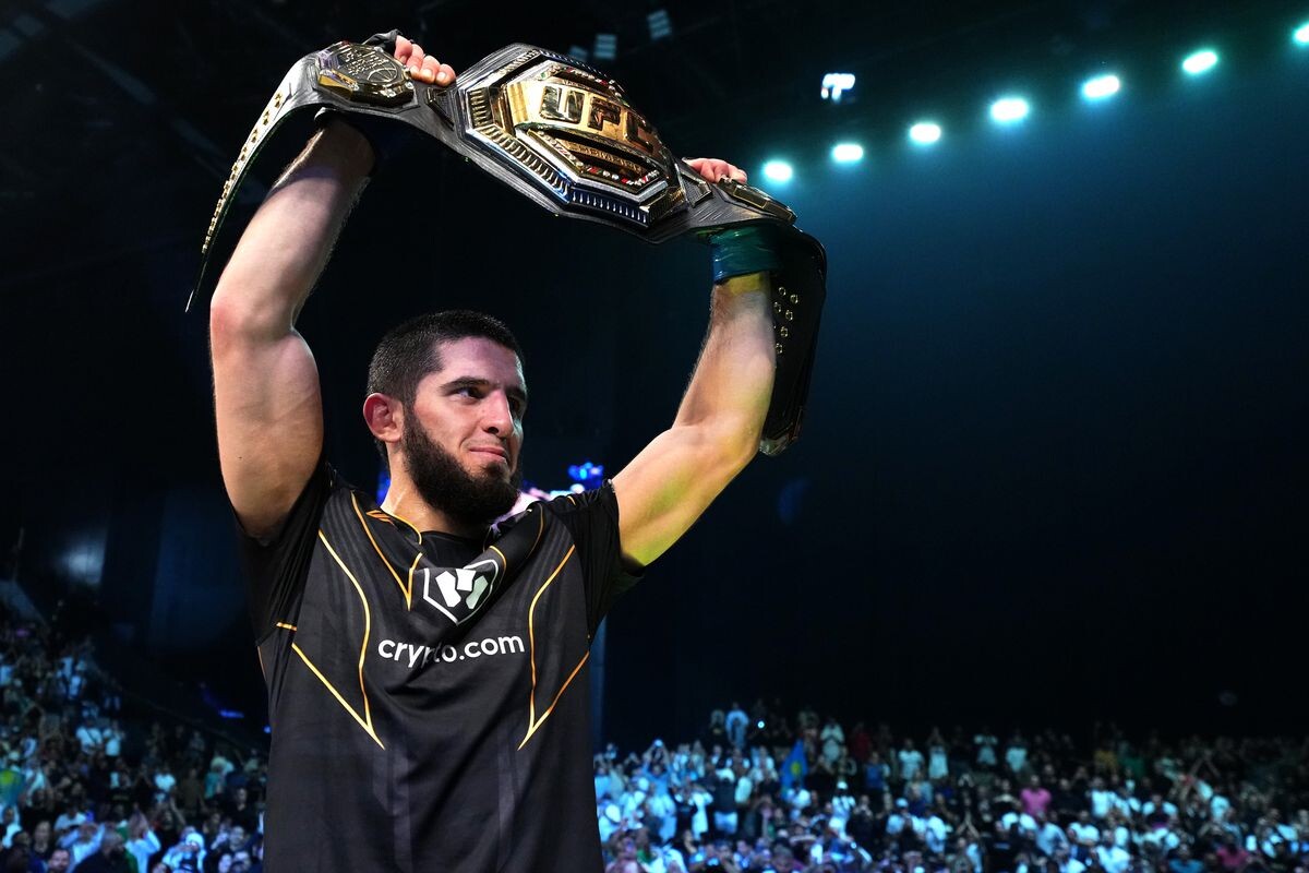 Ислам Махачев чемпион легкого веса после победы на турнире в Абу-Даби UFC 280.