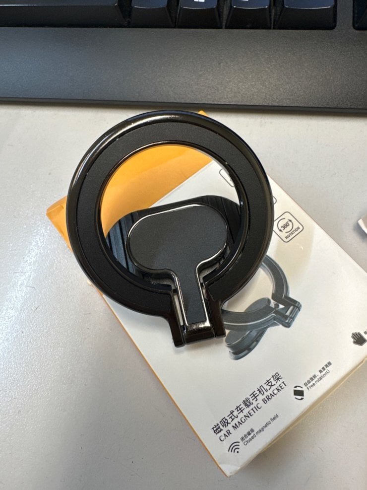    Сам держатель клеится на приборную панель и не занимает много места.