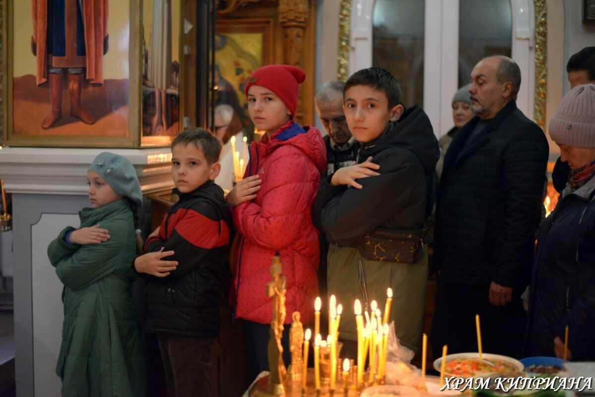 Дети готовятся к Святому Причастию. Источник фото: http://www.kiprian-iustina.ru