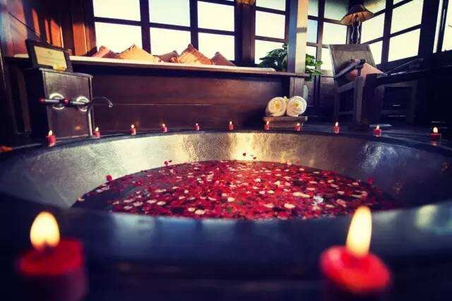 Даже если делаете ванну для только себя, зажгите свечи и включите соответствующую музыку, это позволит вам охватить сразу несколько стихий, чтобы более качественно прошла процедура ароматерапии