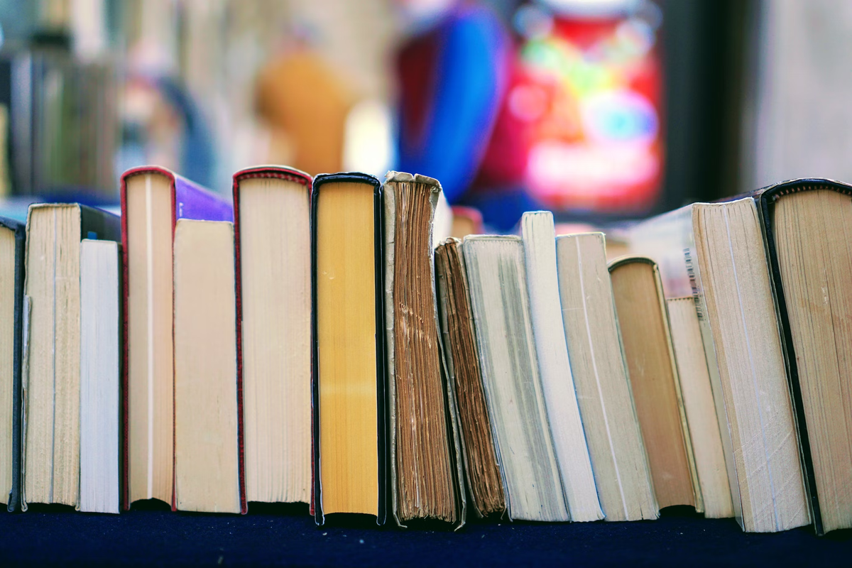Беспорядочно лежащие книги. Источник: https://unsplash.com/photos/9BoqXzEeQqM