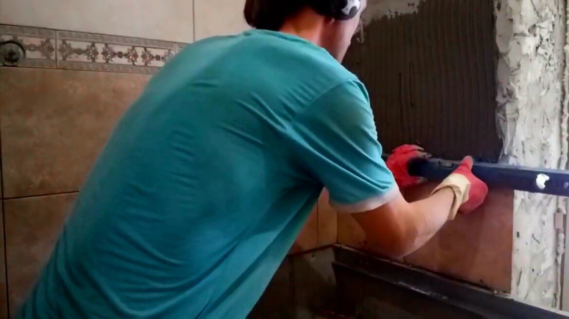 Второй ряд плитки, укладка по уровню. 