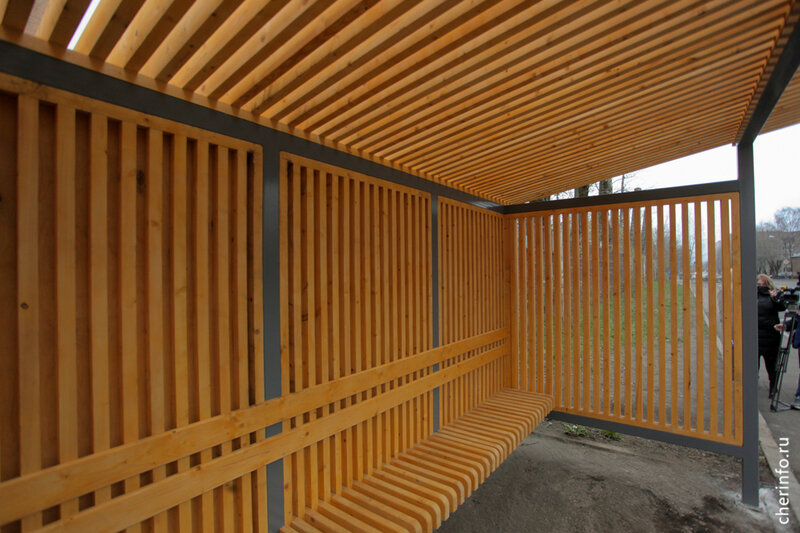    Об этом сегодня сообщил мэр Вадим Германов. В выходные сильный ветер повалил остановку на Октябрьском проспекте около парка "Серпантин"