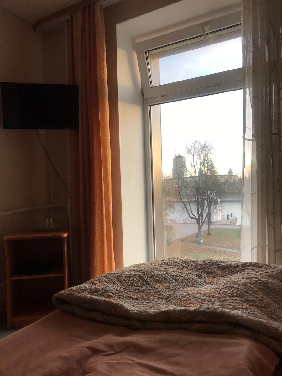 На том берегу-Кром.