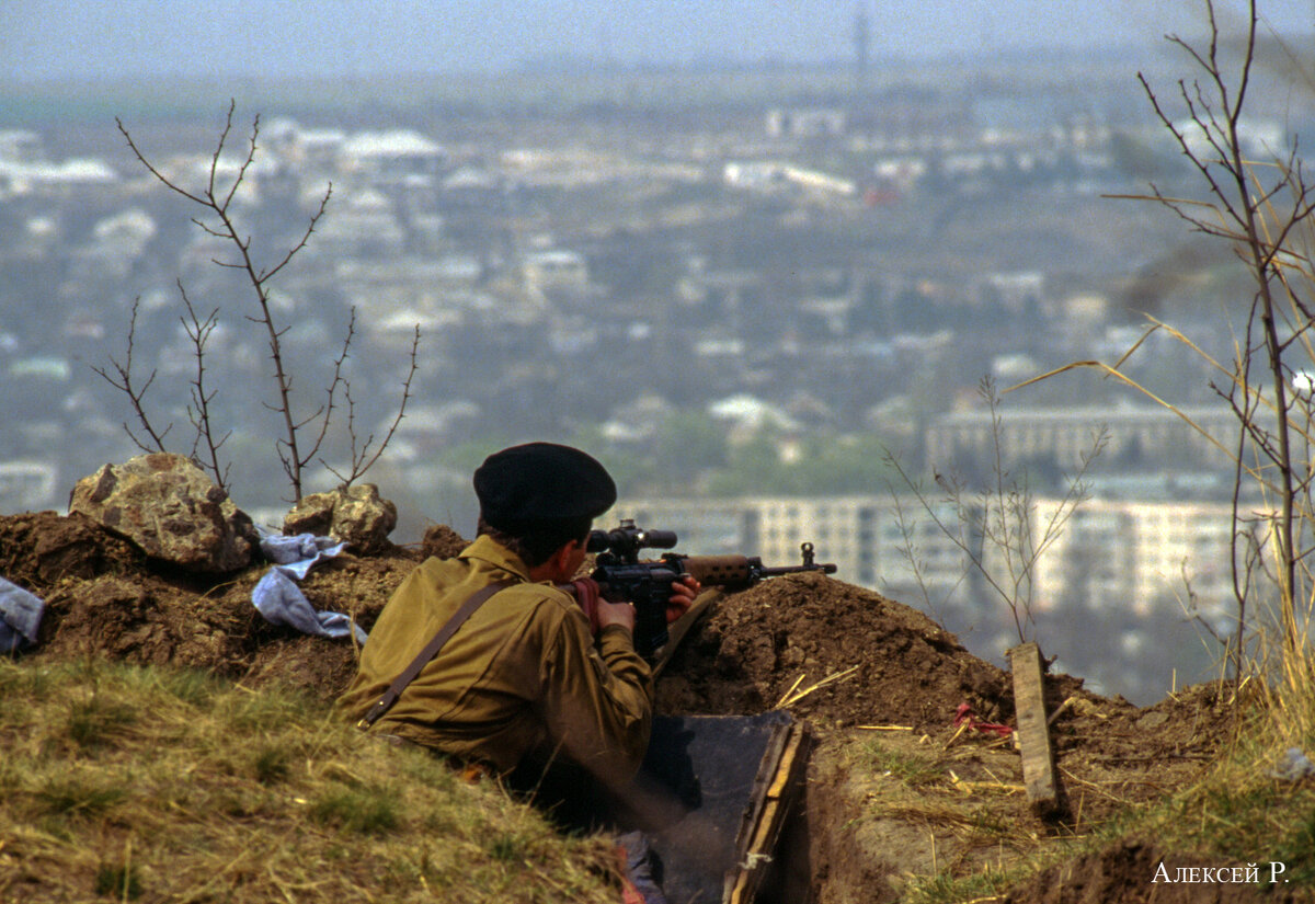 Левый берег Днестра, Приднестровье, май 1992. Nikon F3; Nikkor 300/4,5; Kodak Ektachrome 400