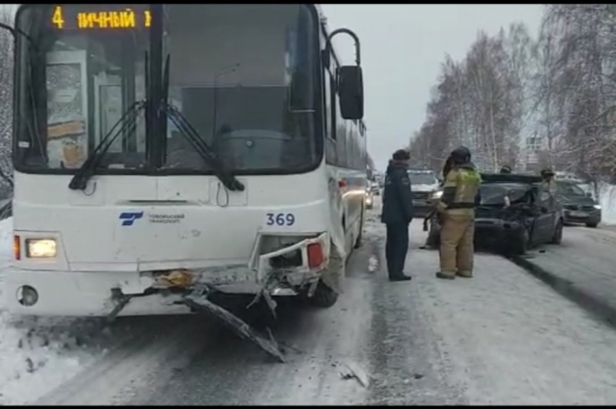    В Тобольске автобус с 20 пассажирами столкнулся с легковым автомобилем