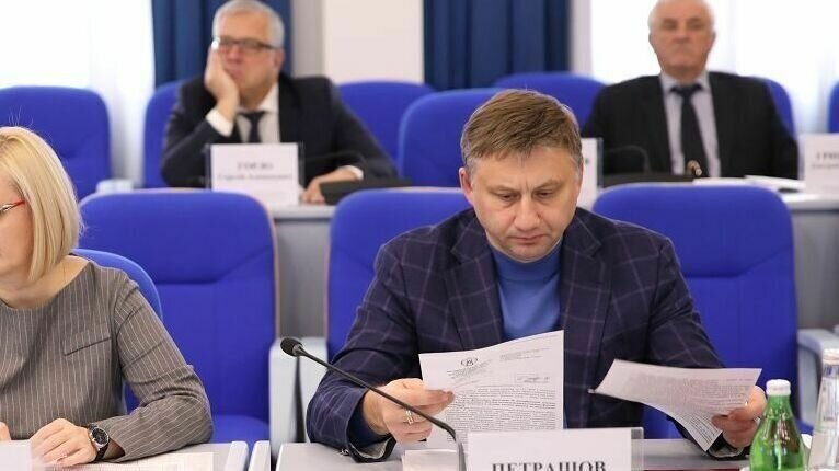     В качестве доказательства вины Романа Петрашова в суде рассмотрели видео и записи телефонных разговоров, сообщает корреспондент NewsTracker из зала суда.