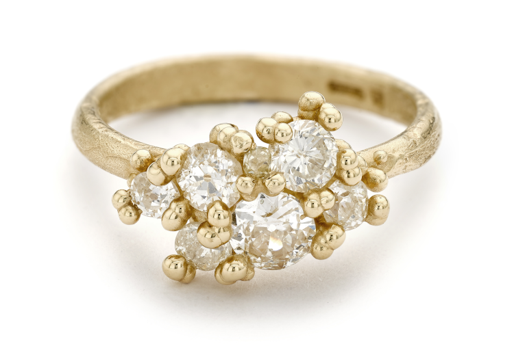 Асимметричное кольцо с гроздьями со старинными бриллиантами и гранулами желтого золота на текстурированной ленте. 