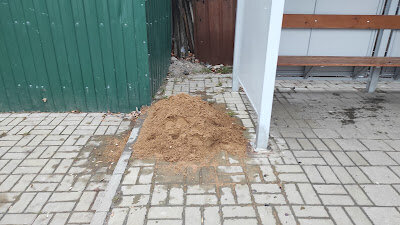 И ещё, троллейбусы №417 и 185 на имеют на задней стенке обозначения мршрута. Вы обещали исправить этот косяк, почему у вас это не получается.Начальнику управления городского хозяйства
Городской управы города Калуги
Шпиренко А.И. 
Уважаемый Александр Игоревич!
В Калуге на улице Московской остановочном на павильоне Спутник ящик для песка в таком состоянии.А это остановка Почта, как эта ситуация соответствует Правилам благоустройства Калуги.