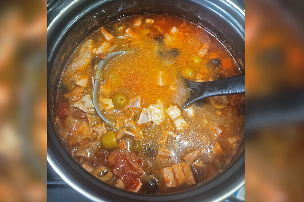 Насыщенная и очень ароматная сборная солянка с курицей - вкусная как никогда! Фото: Виктория З.
