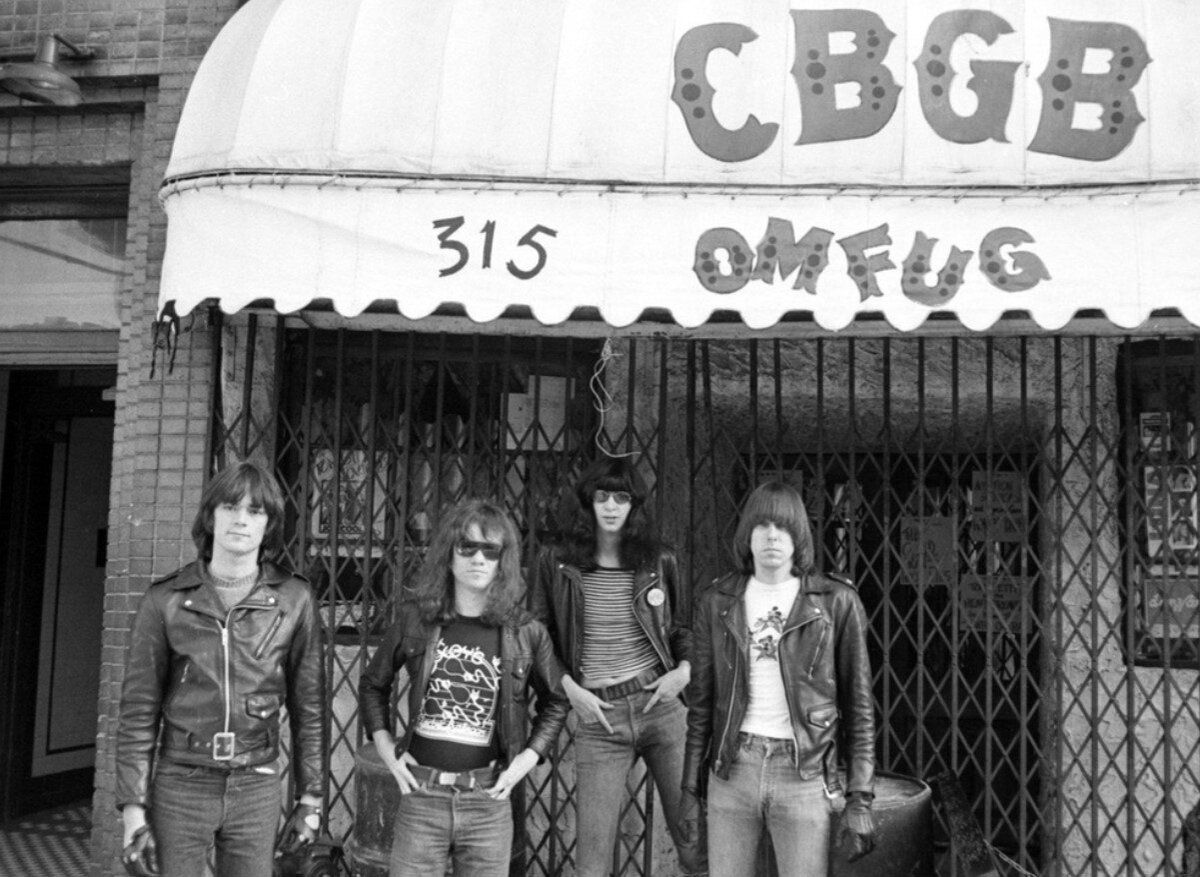 Ramones у входа в клуб CBGB