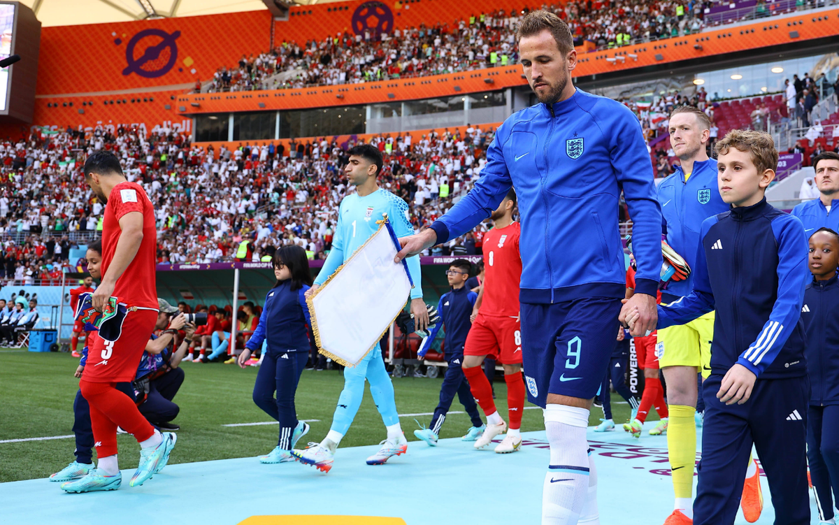 Гарри Кейн не смог выйти на игру против Ирана с повязкой в поддержку ЛГБТ. Фото: globallookpress
