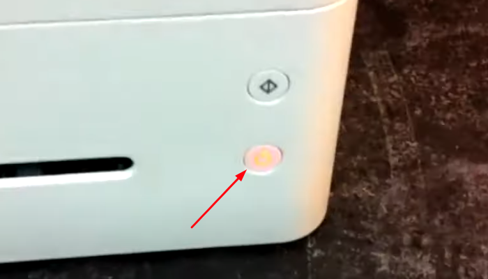 Фото 2. На панели принтера горит красный индикатор