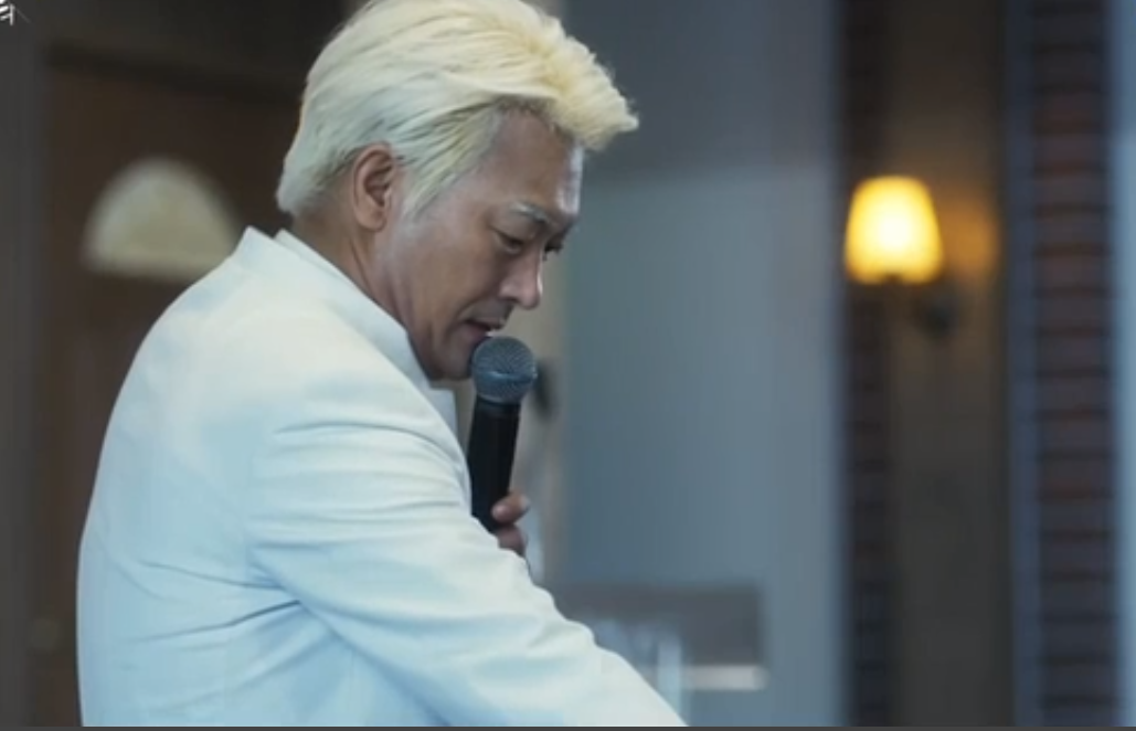 Здесь и далее кадры дорамы "Спаси меня"