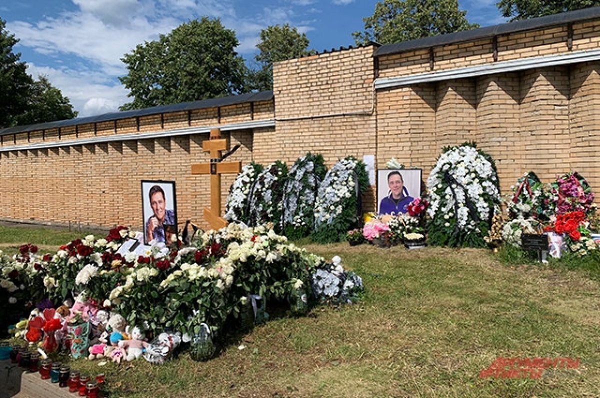 Фото памятника шатунова. Могила Юрия Шатунова на Троекуровском кладбище. Ваганьковское Троекуровское. Троекуровское кладбище Шатунов. Юрия Шатунова похоронили на Троекуровском кладбище.