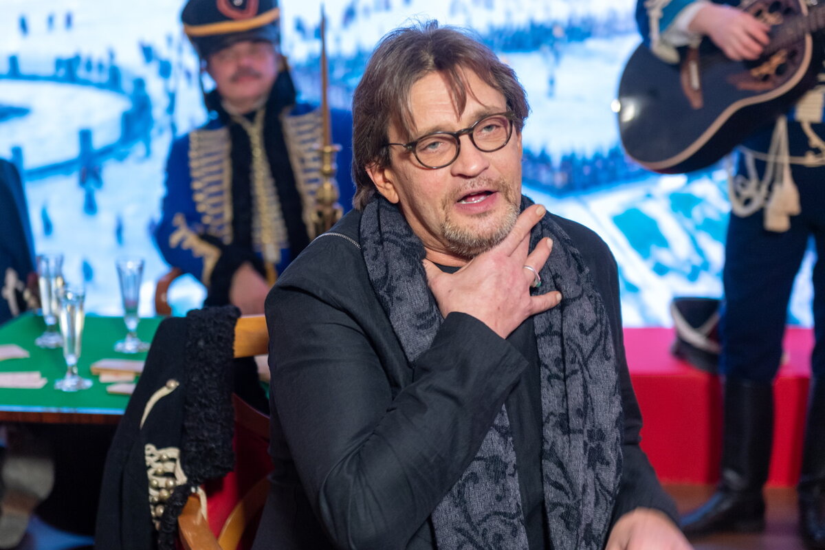 Седой и всклокоченный: что случилось с Домогаровым | Утро.ру – интернет ...