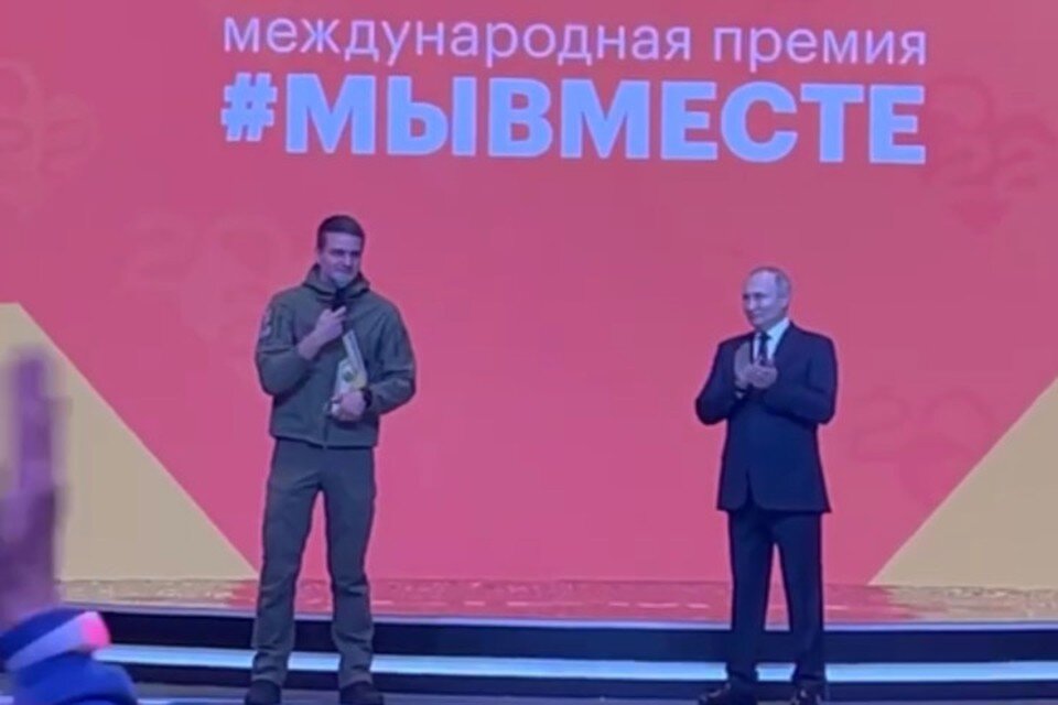     Владимир Путин вручил Владимиру Тараненко награду. Фото: Скриншот видео ТГ/Пушилин