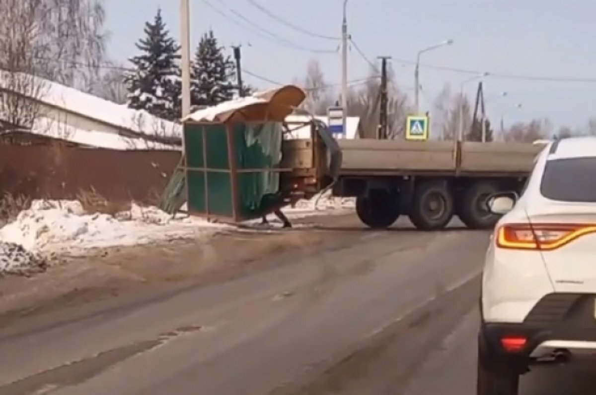    Грузовик снёс прицепом автобусную остановку под Тверью