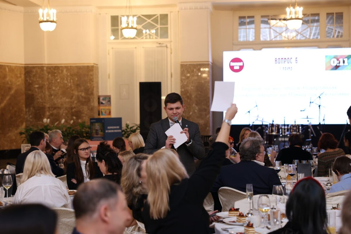 Гости приняли участие в веселом квизе с вопросами о благотворительности – его подготовил и провел Павел Шмелев