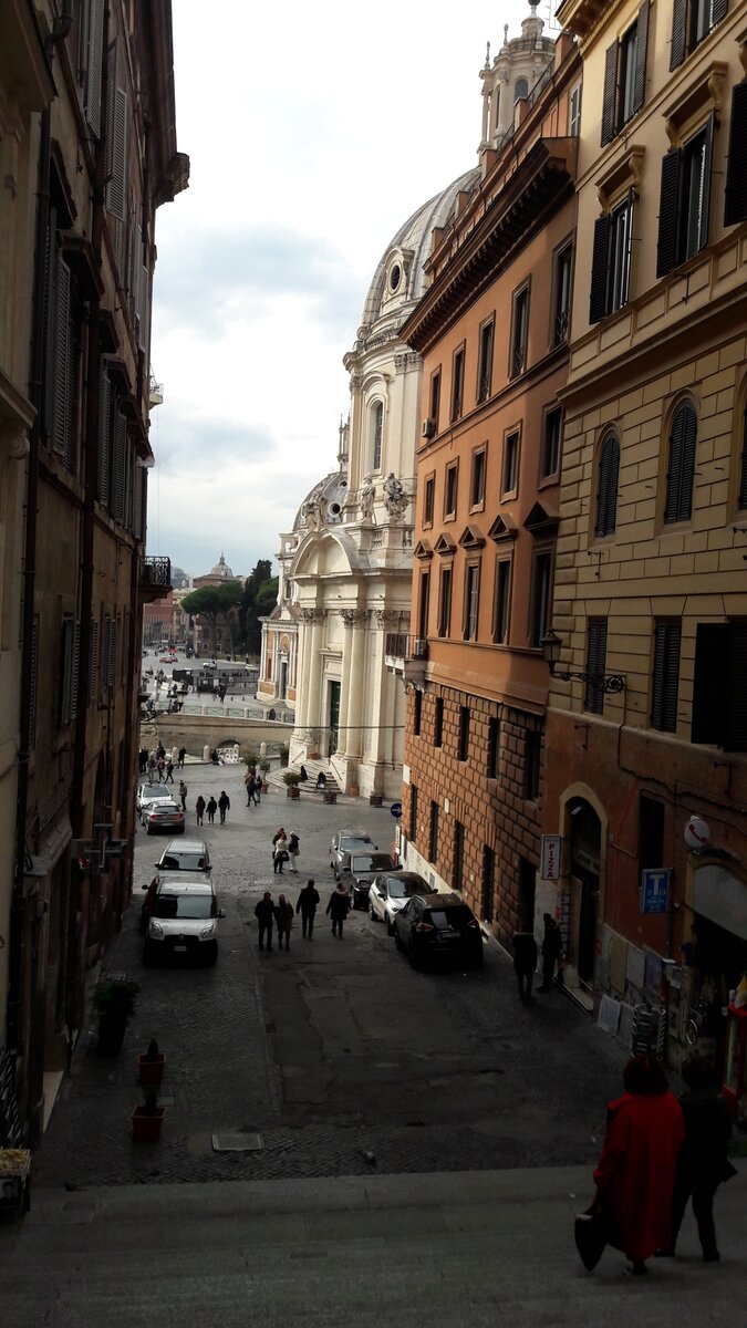 Когда идешь в неизвестность, по темным улочкам, спускаешься вниз по еще одной лестнице, и вдруг перед тобой возникает огромная площадь с Колизеем и мощными великолепными зданиями- наступает культурный шок, который из подсознания выкидывает кучу страхов и блоков. Раньше я катастрофически боялась летать одна в незнакомые страны. Вылечилась !