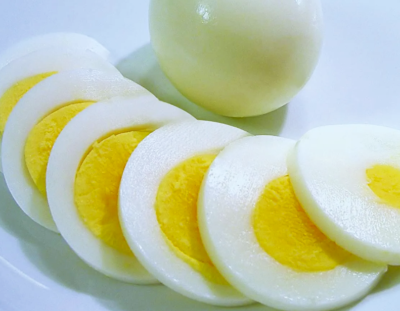 Отварные резанные яйца. Фото из интернета