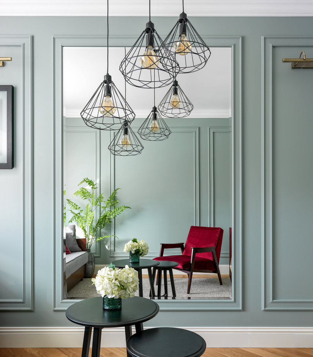 Фрагмент гостевой комнаты с винтажные креслом