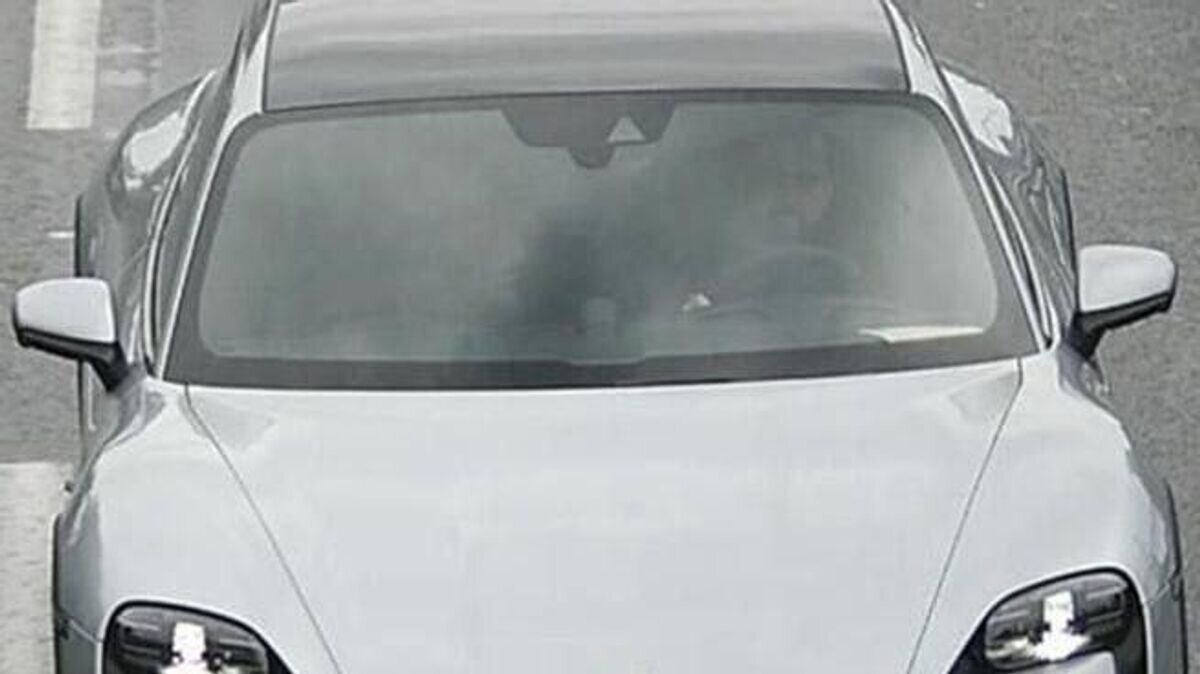    Замглавы офиса Владимира Зеленского Кирилл Тимошенко за рулем электромобиля Porsche Taycan. Скриншот записи с камеры видеонаблюдения