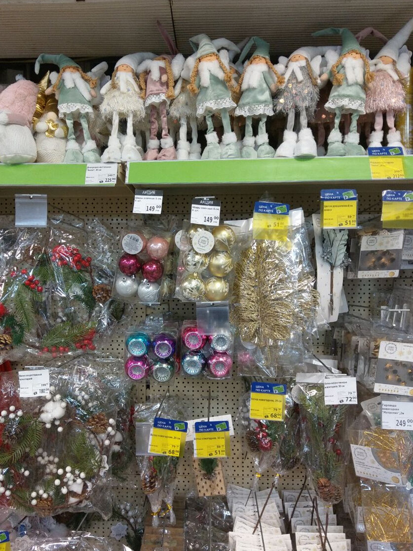 часть ассортимента новогоднего декора на полках fix price