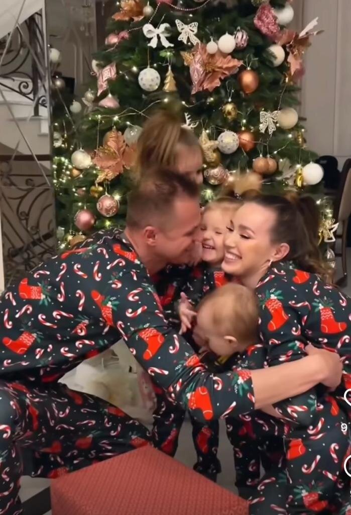    Дмитрий Тарасов с женой и детьми