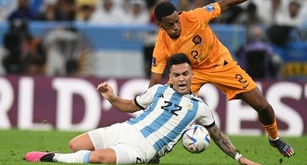 Игрок сборной Аргентины Лаутаро Хавьер Мартинес (слева) и игрок сборной Нидерландов Юрриен Тимбер в матче ¼ финала чемпионата мира по футболу между сборными Нидерландов и Аргентины.📷
