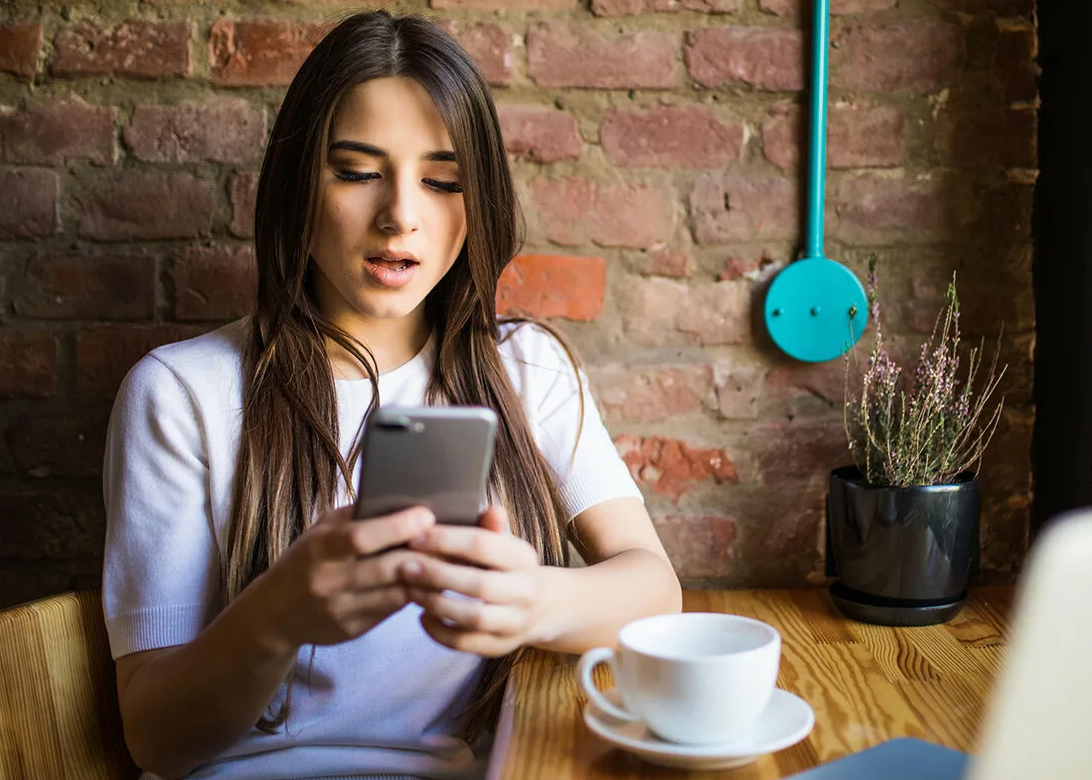 Ожидание любимого человека. Жестикуляция в общении. Приятная новость надпись. Разговор мужчины и женщины. Удивление телефон.