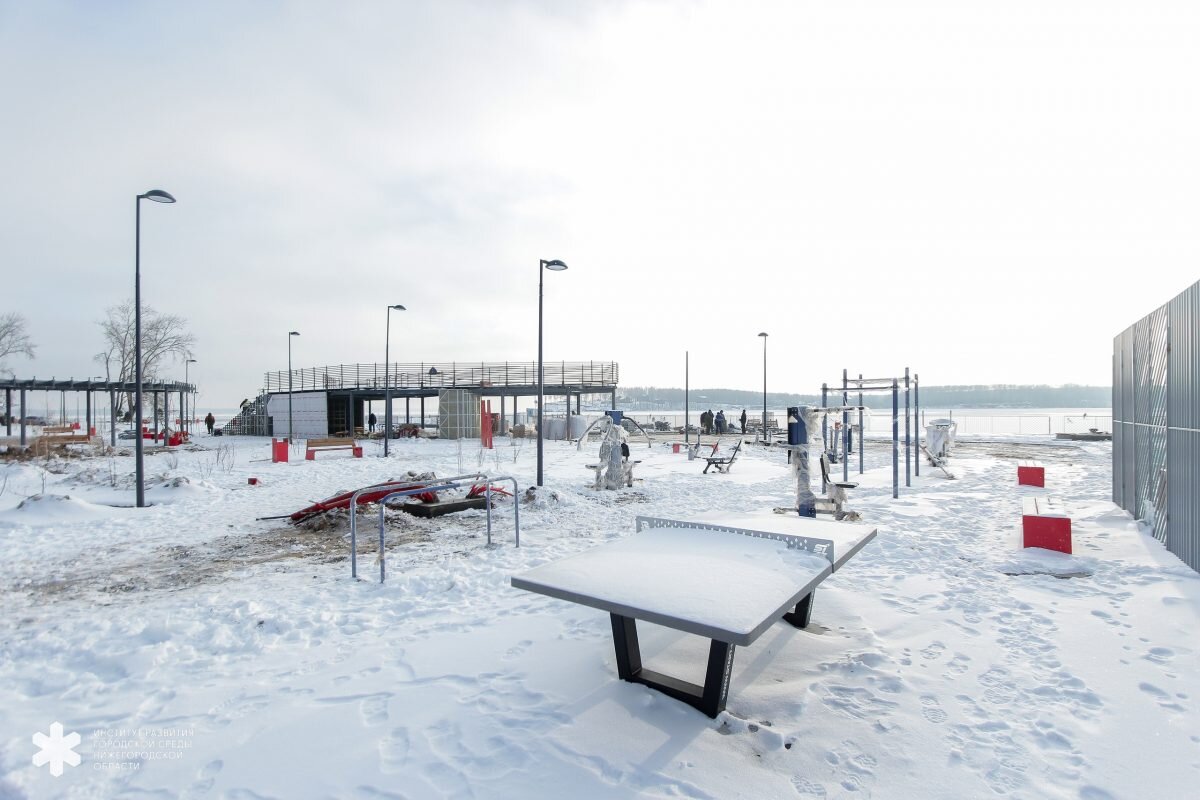    На набережной уже появились спортивные тренажеры и закрытая площадка для игр с мячом Анастасия Красушкина