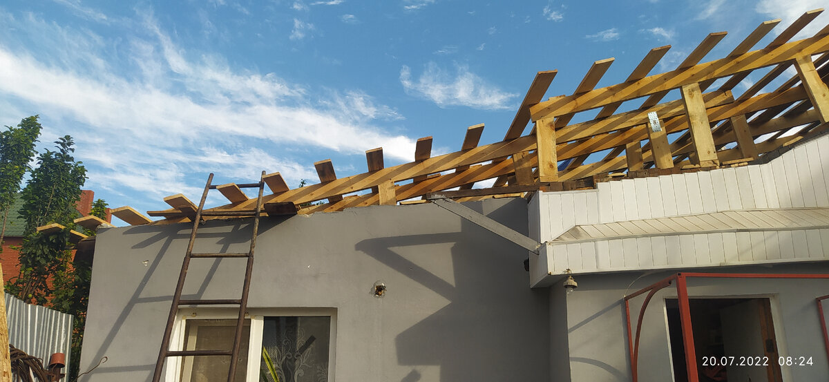 Вот эту крышу перекрывали. Это уже новые страпила и обрешётка. 