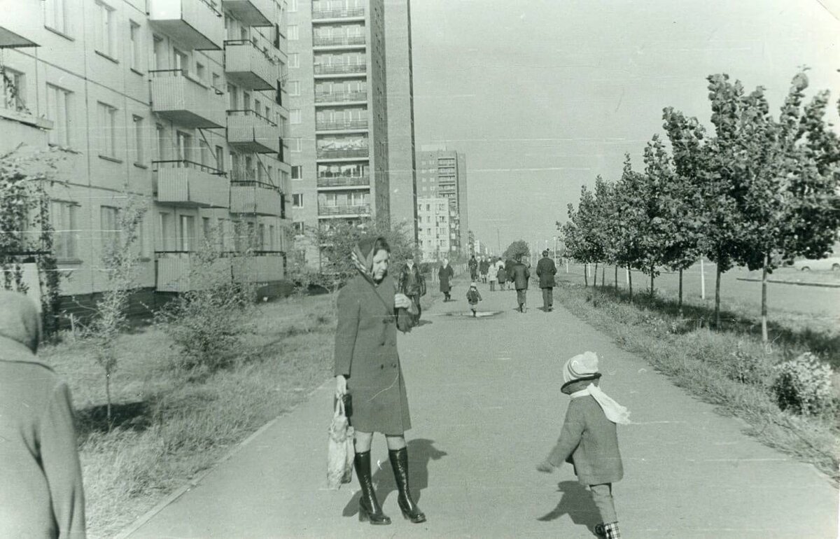 Здравствуйте, товарищи! Сегодня вас ждет очередная порция вызывающих ностальгию фотографий. Здесь вы увидите как любительские кадры, так и кадры принадлежащие известным фотографам.-5