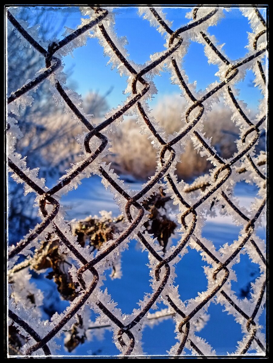 Всё в нашем мире прекрасно само по себе. Никто не виноват в том, что с нами происходит. Жизнь сама создаёт условия и обстоятельства, для того чтобы мы притянулись и создали тот узор, из которого должны выйти взрослее, красивее, сильнее.