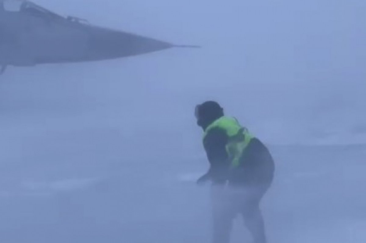    Появилось видео, как ветер в Анадыре сбивает человека с ног